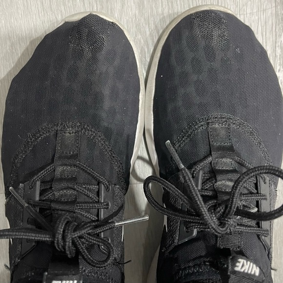 71/2 black and white Nike in used condition but still have life - Picture 3 of 5